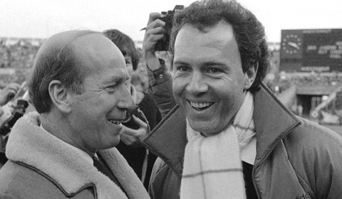10 bức ảnh hiếm hoi trong cuộc đời bóng đá của Franz Beckenbauer- Ảnh 7. Huyền thoại người Anh Bobby Charlton và Franz Beckenbauer trước trận đấu giữa VFB Stuttgart và Hamburger SV tại Neckarstadion ngày 14-1-1984 - Ảnh: AP