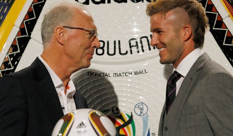 10 bức ảnh hiếm hoi trong cuộc đời bóng đá của Franz Beckenbauer- Ảnh 8. Cựu đội trưởng đội tuyển Anh David Beckham và Franz Beckenbauer khởi động trận đấu chính thức cho FIFA World Cup 2010, trước lễ bốc thăm ở Cape Town, Nam Phi ngày 4-12-2009 - Ảnh: REUTERS