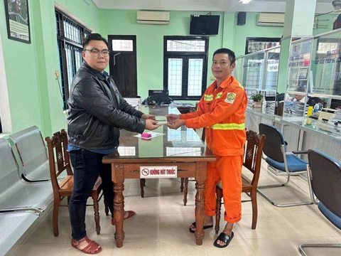 Vợ chồng lao công lần nào nhặt ví du khách đánh rơi cũng gửi trả- Ảnh 2. Anh Trung trao ví mà mình đã nhặt được cho đại diện phường - Ảnh: H.B.