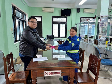 Vợ chồng lao công lần nào nhặt ví du khách đánh rơi cũng gửi trả- Ảnh 1. Chị lao công trao ví mà mình nhặt được để nhờ lực lượng chức năng gửi trả cho khổ chủ - Ảnh: H.B.