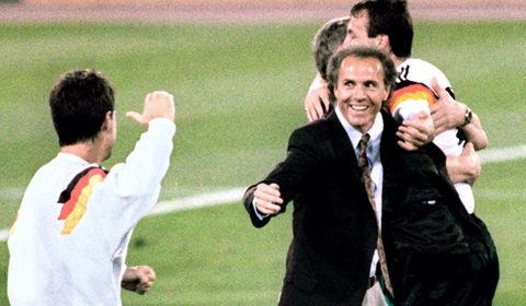 10 bức ảnh hiếm hoi trong cuộc đời bóng đá của Franz Beckenbauer- Ảnh 9. Huấn luyện viên đội tuyển quốc gia Tây Đức Franz Beckenbauer (giữa) ăn mừng sau khi đội của ông đánh bại đương kim vô địch Argentina với tỉ số 1-0 nhờ quả phạt đền của hậu vệ Andreas Brehme trong trận chung kết World Cup ngày 8-7-1990 tại Rome - Ảnh: AFP