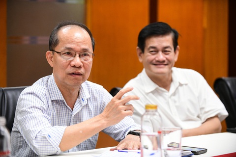 Nhà báo Lê Xuân Trung nêu ý kiến trong buổi họp Giám khảo Lê Xuân Trung nêu ý kiến trong buổi họp - Ảnh: QUANG ĐỊNH