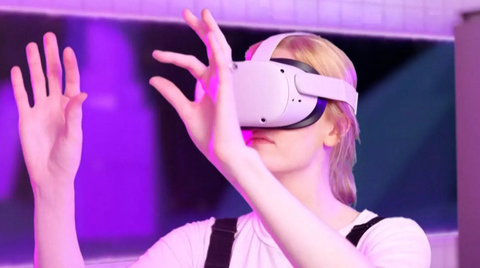Tội phạm ảo lộng hành: Tấn công tình dục trẻ dưới 16 tuổi trong Metaverse- Ảnh 2. Kính VR giúp trải nghiệm trong thế giới ảo trở nên chân thật - Ảnh cắt từ video