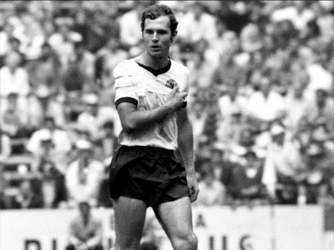 Franz Beckenbauer - biểu tượng của bản lĩnh và tinh thần chiến binh- Ảnh 2. Franz Beckenbauer vẫn vững chãi trên sân với cánh tay bó bột và xương đòn bị gãy - Nguồn: DPA