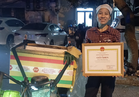 Nam sinh tìm mẹ đang nhặt ve chai để khoe giấy khen- Ảnh 1. Bà Phạm Thị Thanh Vân hạnh phúc khi cầm trên tay giấy khen của "con trai cưng"