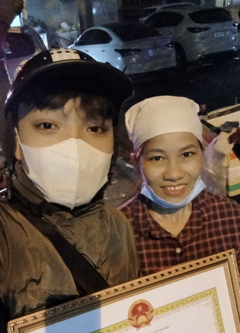 Nam sinh tìm mẹ đang nhặt ve chai để khoe giấy khen- Ảnh 2. Thành Trung cùng mẹ chụp hình bên tấm giấy khen (Ảnh NVCC)