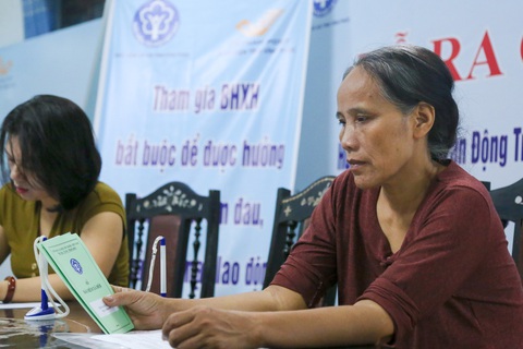 Người dân có hoàn cảnh khó khăn, đặc biệt được tặng sổ bảo hiểm xã hội, thẻ bảo hiểm y tế miễn phí Tết Giáp Thìn 2024 - Ảnh: HÀ QUÂN Người dân có hoàn cảnh khó khăn, đặc biệt được tặng sổ bảo hiểm xã hội, thẻ bảo hiểm y tế miễn phí Tết Giáp Thìn 2024 - Ảnh: HÀ QUÂN