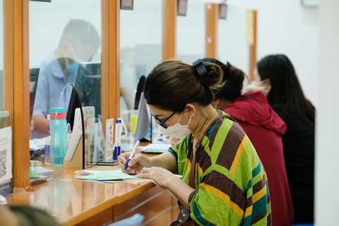 Người lao động làm thủ tục liên quan tới bảo hiểm xã hội tại Hà Nội - Ảnh: GIA ĐOÀN Người lao động làm thủ tục liên quan tới bảo hiểm xã hội tại Hà Nội - Ảnh: GIA ĐOÀN