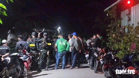 Công an xuyên đêm khoanh vùng, truy lùng thủ phạm giết người ở Hóc Môn- Ảnh 4. Lực lượng thuộc nhiều đơn vị phối hợp tập trung tại đoạn đường gần cầu Rạch Nổ (ấp 7, xã Lương Hòa, huyện Bến Lức, Long An) khoảng 1h sáng 9-1 - Ảnh: NGỌC KHẢI