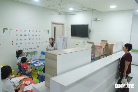 Lớp học vui vẻ trong bệnh viện- Ảnh 1. Cô Quỳnh Trang (quận 10, TP.HCM) đứng xem cháu nội học tại lớp học vui vẻ - Ảnh: NGỌC PHƯỢNG