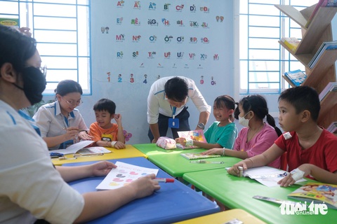Lớp học vui vẻ trong bệnh viện- Ảnh 3. Các em nhỏ thích thú khi đến lớp học có thầy cô và bạn bè - Ảnh: NGỌC PHƯỢNG