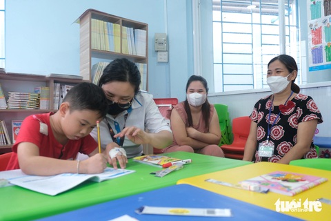 Lớp học vui vẻ trong bệnh viện- Ảnh 5. Thấy con chăm học, vui vẻ vì có các cô và bạn bè, phụ huynh cũng vui theo - Ảnh: NGỌC PHƯỢNG