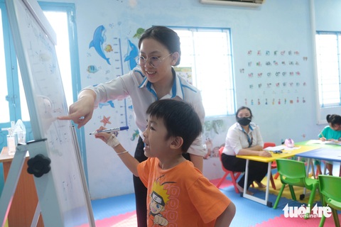 Lớp học vui vẻ trong bệnh viện- Ảnh 6. Giáo viên đứng lớp là các anh chị trong phòng công tác xã hội, sắp tới sẽ tuyển thêm các bạn sinh viên tham gia tình nguyện hỗ trợ các em - Ảnh: NGỌC PHƯỢNG