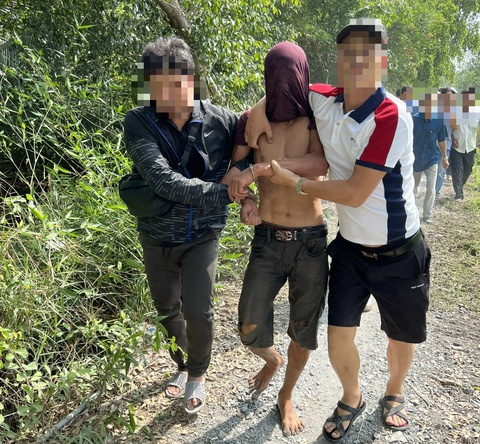 Đã huy động 1.000 chiến sĩ công an truy bắt nghi phạm giết người ở Hóc Môn- Ảnh 1. Các trinh sát áp tải nghi phạm giết người ở Hóc Môn trốn tại Long An về TP.HCM, sáng 9-1 - Ảnh: Công an cung cấp