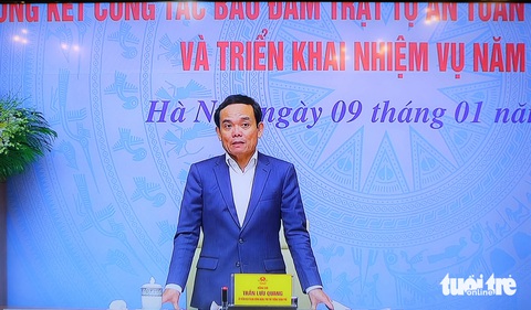 Các địa phương phải xử nghiêm vi phạm giao thông, từ chối tất cả những gửi gắm- Ảnh 1. Sáng 9-1, Phó thủ tướng Trần Lưu Quang, chủ tịch Ủy ban An toàn giao thông quốc gia, chủ trì hội nghị tổng kết công tác an toàn giao thông năm 2023 - Ảnh: CHÂU TUẤN