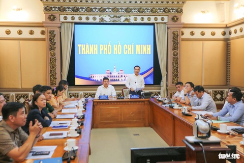 Các địa phương phải xử nghiêm vi phạm giao thông, từ chối tất cả những gửi gắm- Ảnh 2. Phó chủ tịch UBND TP.HCM Bùi Xuân Cường chủ trì tại điểm cầu TP.HCM sáng 9-1 - Ảnh: CHÂU TUẤN
