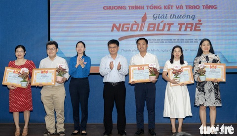 Tuyến bài 'Người trẻ có sợ trách nhiệm?' của báo Tuổi Trẻ đoạt giải A Ngòi bút trẻ 2023- Ảnh 1. Các tác giả, nhóm tác giả đoạt giải A ở nhiều thể loại như báo in, báo điện tử, báo nói và báo hình của Giải thưởng Ngòi bút trẻ 2023 - Ảnh: TRIỆU VÂN