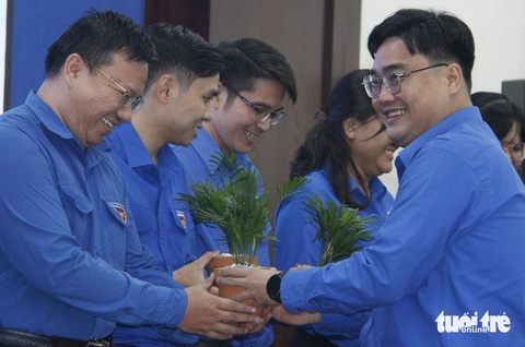 Hoạt động Đoàn phải thấu cảm được thanh niên- Ảnh 1. Phó bí thư thường trực Thành Đoàn TP.HCM Ngô Minh Hải trao khen thưởng cho các cơ sở Đoàn - Ảnh: CÔNG TRIỆU
