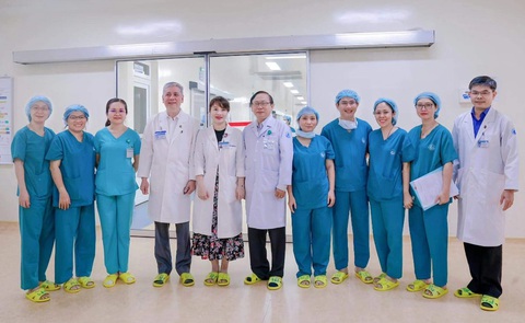 Bào thai được thông tim thành công là thành tựu y tế nổi bật của Việt Nam- Ảnh 1. Lãnh đạo Bệnh viện Nhi đồng 1 và Bệnh viện Từ Dũ cùng ê kíp các bác sĩ trực tiếp can thiệp thông tim bào thai - Ảnh: Bệnh viện cung cấp