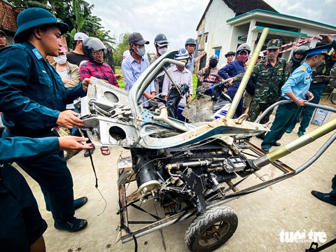 Cận cảnh hiện trường rơi máy bay Su-22 ở Quảng Nam- Ảnh 1. Một mảnh vỡ lớn từ thân chiếc máy bay Su-22 vừa được cán bộ không quân thu thập vận chuyển khỏi khu vực - Ảnh: LÊ TRUNG