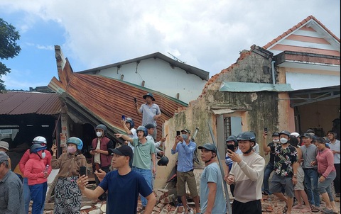 Phi công nhảy dù an toàn, một người dân bị thương trong vụ máy bay rơi ở Quảng Nam- Ảnh 2. Máy bay rơi làm một nhà dân bị hư hỏng nặng - Ảnh: L.TRUNG