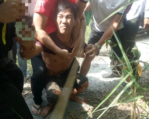 Nghi phạm giết người ở Hóc Môn trốn về Long An ăn ổi, uống nước kênh để sống- Ảnh 3. Nghi phạm bị lực lượng chức năng bắt giữ vào khoảng 10h40' ngày 9-1 tại khu vực khoanh vùng tại xã Lương Hòa (huyện Bến Lức, tỉnh Long An) - Ảnh do người dân cung cấp