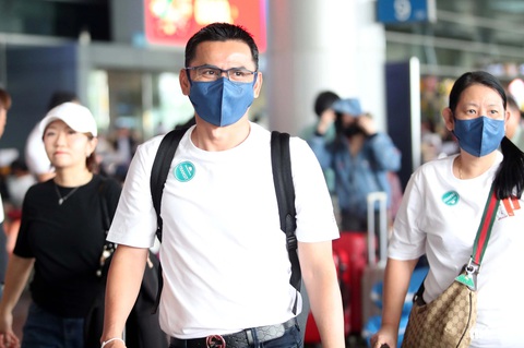 HLV Kiatisak: 'Tôi chờ nói chuyện với bầu Đức'- Ảnh 2. HLV Kiatisak và bà xã tại sân bay Tân Sơn Nhất - Ảnh: N.K.
