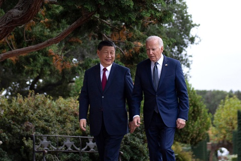 Tổng thống Mỹ Joe Biden (phải) và Chủ tịch nước Trung Quốc Tập Cận Bình đi dạo cùng nhau sau cuộc gặp ở APEC, Woodside, California, ngày 15-11-2023 - Ảnh: AFP Tổng thống Mỹ Joe Biden (phải) và Chủ tịch nước Trung Quốc Tập Cận Bình đi dạo cùng nhau sau cuộc gặp ở APEC, Woodside, California, ngày 15-11-2023 - Ảnh: AFP