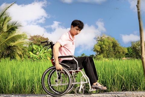 Ngoài 30 tuổi, tôi được cha xỏ giày vào chân một lần nữa- Ảnh 2. Tôi từng nghĩ sẽ không còn được đi giày dép nữa
