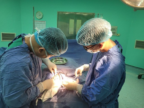 Cấp cứu người dân bị chấn thương vùng đầu vụ rơi máy bay Su-22 ở Quảng Nam- Ảnh 1. Các bác sĩ cấp cứu cho bệnh nhân bị mảnh vỡ của máy bay Su - 22 văng trúng phần đầu bị chấn thương sọ não - Ảnh: HÀ DUNG