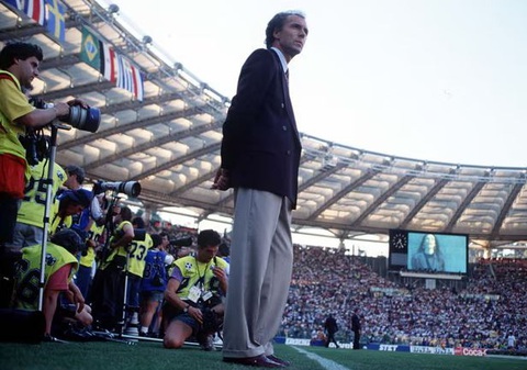 Franz Beckenbauer: Một cầu thủ bóng đá hoàn thiện và một huấn luyện viên thành công- Ảnh 1. HLV Beckenbauer khi dẫn dắt tuyển Đức vô địch World Cup 1990 - Ảnh: Getty