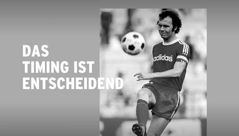 Franz Beckenbauer - biểu tượng của bản lĩnh và tinh thần chiến binh- Ảnh 1. Franz Beckenbauer nổi tiếng với những pha chuyền bóng bằng má ngoài chân phải - Ảnh: DPA