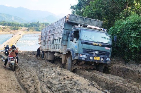 Người dân mỗi ngày đi cầu cũ sình lầy 'hóng' cầu trăm tỉ đang... chậm tiến độ- Ảnh 2. Xe cộ khốn khổ qua cầu cũ, xe máy thường xuyên té ngã, xe tải mắc lầy - Ảnh: T.M
