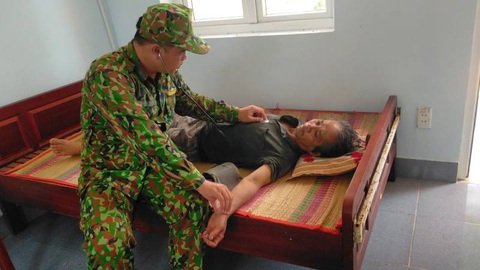 Cứu 19 ngư dân gặp nạn tại Bến Tre- Ảnh 1. Lực lượng biên phòng tỉnh Bến Tre chăm sóc cho ngư dân gặp nạn - Ảnh: M.T.