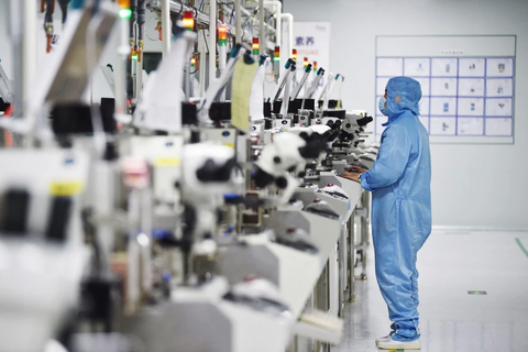 Một công nhân sản xuất chip bán dẫn tại xưởng ở Suqian, tỉnh Giang Tô, miền đông Trung Quốc. Ảnh: AFP Một công nhân sản xuất chip bán dẫn tại xưởng ở Suqian, tỉnh Giang Tô, miền đông Trung Quốc - Ảnh: AFP