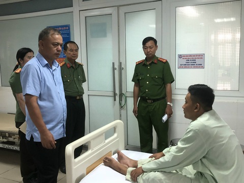 Bắt giữ người đàn ông tấn công 3 cán bộ, chiến sĩ công an xã- Ảnh 1. Đại tá Bùi Quốc Khánh - giám đốc Công an tỉnh Sóc Trăng - thăm hỏi động viên chiến sĩ bị thương - Ảnh: Công an cung cấp