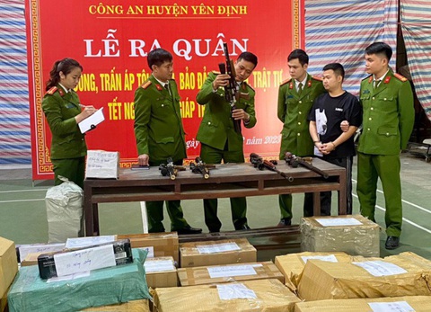 Tạm giữ nghi phạm mua bán súng và hơn 800 linh kiện- Ảnh 2. Công an huyện Yên Định kiểm tra tang vật vụ án - Ảnh: Công an tỉnh Thanh Hóa cung cấp