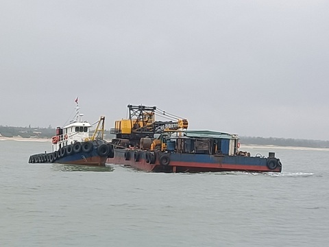Cận cảnh giải cứu tàu hàng 15.000 tấn mắc cạn ở Dung Quất- Ảnh 4. Tàu lai dắt và đơn vị ứng phó sự cố tràn dầu túc trực 24/24 giờ, sẵn sàng xử lý nếu có vấn đề xảy ra - Ảnh: T.M.