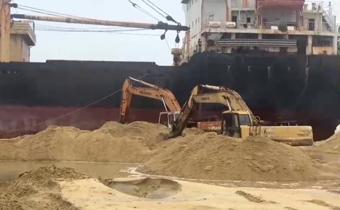 Cận cảnh giải cứu tàu hàng 15.000 tấn mắc cạn ở Dung Quất- Ảnh 3. Xe máy đào và nhiều thiết bị sẽ nạo vét khoảng 6.000m³ cát để tạo luồng cứu tàu New Energy - Ảnh: T.M.