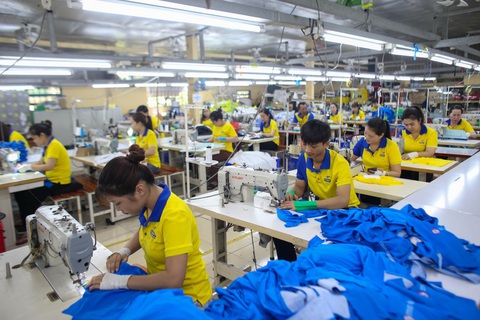 Xuất khẩu dệt may: Từ quý 2 trời sẽ sáng- Ảnh 1. Doanh nghiệp dệt may kỳ vọng thị trường sẽ phục hồi trong năm 2024. Trong ảnh: công nhân sản xuất tại Công ty may mặc Dony - Ảnh: H.T.