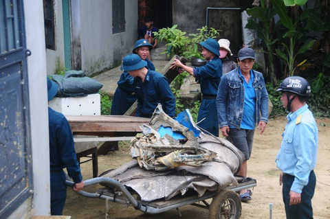Phần mảnh vỡ máy bay rơi xuống vườn nhà bà Vinh - Ảnh: B.D. Phần mảnh vỡ máy bay rơi xuống vườn nhà bà Vinh - Ảnh: B.D.