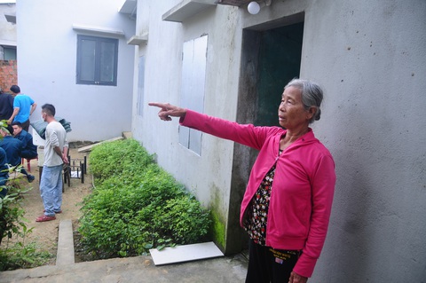 Bà Vinh gượng dậy chỉ vị trí nơi bà thoát nạn trong lúc máy bay lao tới - Ảnh: B.D. Bà Vinh gượng dậy chỉ vị trí nơi bà thoát nạn trong lúc máy bay lao tới - Ảnh: B.D.