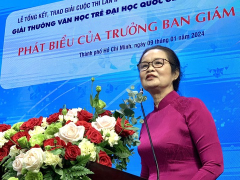 Bác sĩ trẻ giành cú đúp Giải thưởng Văn học trẻ Đại học Quốc gia TP.HCM- Ảnh 1. Nhà văn Trịnh Bích Ngân phát biểu tại lễ trao giải Giải thưởng Văn học trẻ Đại học Quốc gia TP.HCM lần thứ 2 năm 2023 - Ảnh: TRẦN HUỲNH