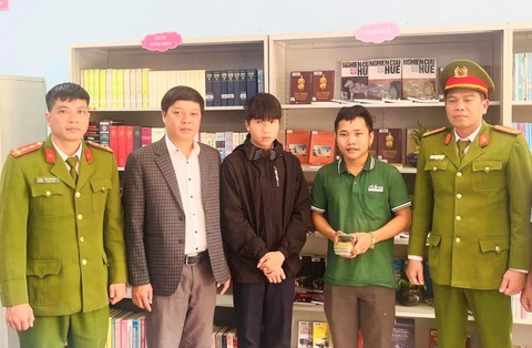 Học sinh nhặt 88 triệu đồng giao lại cho trường trả cho người mất- Ảnh 1. Tô Khánh Hoàng Phúc (áo đen ở giữa) trả lại số tiền gần 88 triệu đồng nhặt được cho người đánh rơi - Ảnh: DUY VĂN