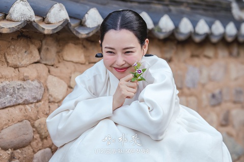 Khán giả sẽ gặp lại người đẹp Honey Lee trong bộ phim Knight flower - Ảnh: SOOMPI Khán giả sẽ gặp lại người đẹp Honey Lee trong bộ phim Knight flower - Ảnh: SOOMPI