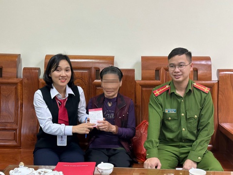 Ngân hàng 'cứu' cụ bà 78 tuổi gom gần 400 triệu chuyển cho người gọi điện dọa dẫm- Ảnh 1. Bà T. (giữa) may mắn không bị mất số tiền gần 400 triệu đồng - Ảnh: CACC