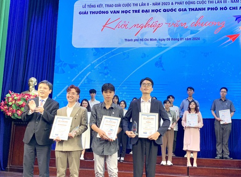 Bác sĩ trẻ giành cú đúp Giải thưởng Văn học trẻ Đại học Quốc gia TP.HCM- Ảnh 3. PGS.TS Nguyễn Minh Tâm - phó giám đốc Đại học Quốc gia TP.HCM - trao giải thưởng cho các tác giả đoạt giải nhất Giải thưởng Văn học trẻ Đại học Quốc gia TP.HCM lần 2, năm 2023. Bác sĩ Trần Văn Thiên đứng hàng đầu, bìa phải - Ảnh: TRẦN HUỲNH