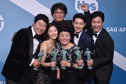 Đạo diễn Bong Joon Ho (trên cùng), diễn viên Lee Sun Kyun (ngoài cùng bên phải) và dàn diễn viên Ký sinh trùng - Ảnh: Getty Đạo diễn Bong Joon Ho (trên cùng), diễn viên Lee Sun Kyun (ngoài cùng bên phải) và dàn diễn viên Ký sinh trùng - Ảnh: Getty