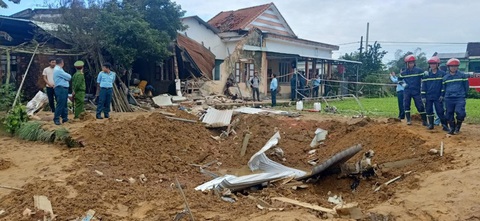 Rơi máy bay huấn luyện ở Quảng Nam- Ảnh 6. Hiện trường máy bay rơi ngay sát vách nhà dân - Ảnh: BÁ DŨNG