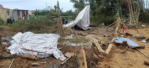 Rơi máy bay huấn luyện ở Quảng Nam- Ảnh 9. Một góc hiện trường vụ máy bay rơi đã được phong tỏa - Ảnh: BÁ DŨNG
